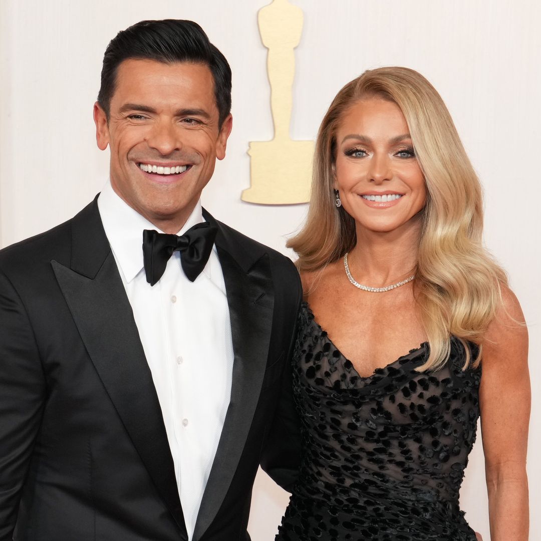 Kelly Ripa jokes about an 'airport divorce' from Mark Consuelos: 'We travel differently'