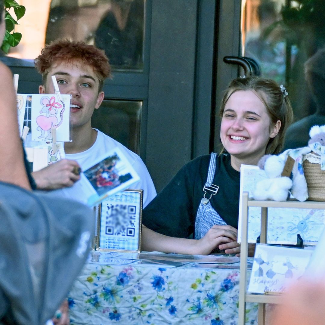 Vivienne Jolie sells her own artwork at local fair — with her twin Knox by her side