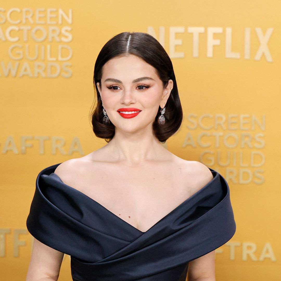 The Seven Husbands Of Evelyn Hugo Movie Is Selena Gomez Playing The Seven Husbands Of Evelyn Hugo Movie Is Selena Gomez Playing