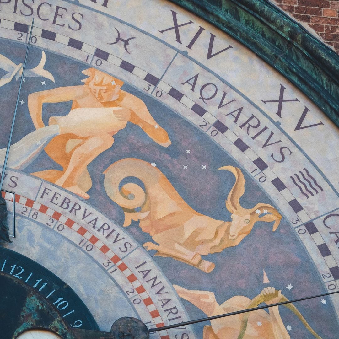 5 Aquarius red flags and the zodiac signs they’re most compatible with