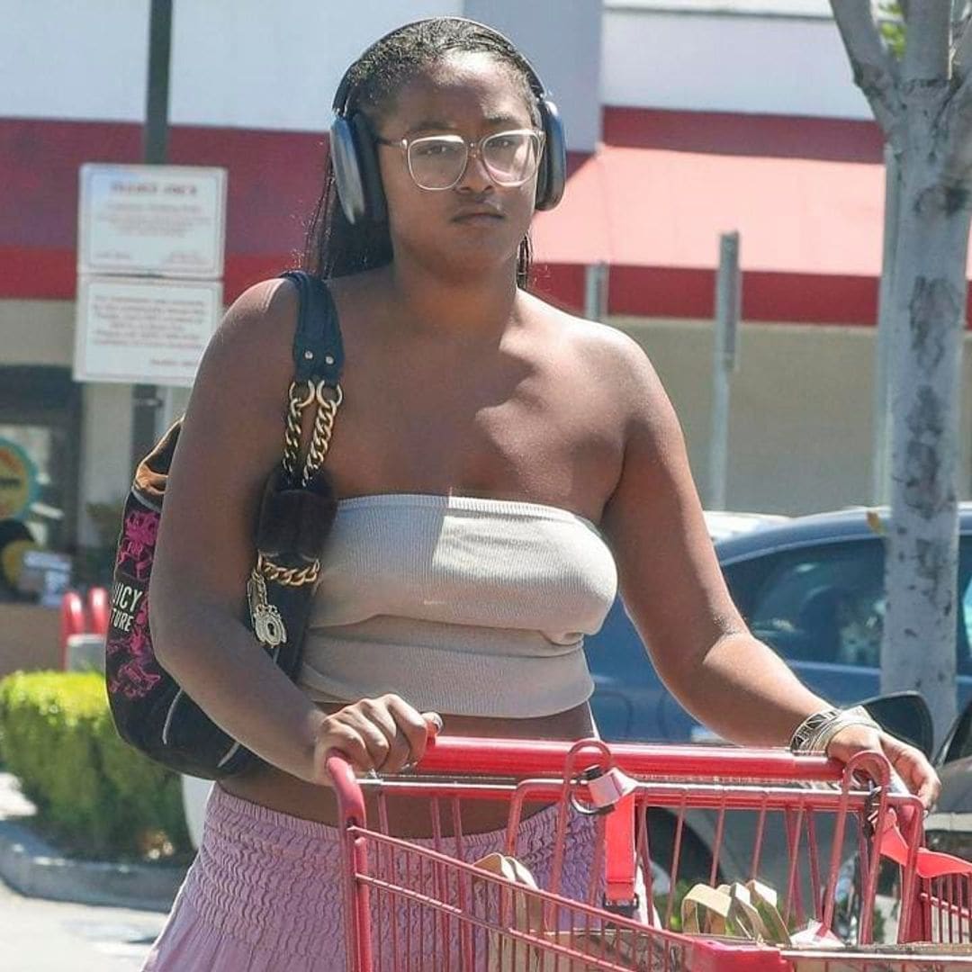 Sasha Obama looks comfy as she buys groceries in her local supermarket