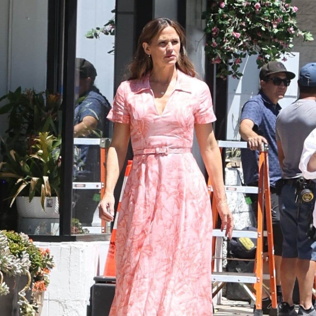 Jennifer Garner sparks engagement rumors by sporting some new jewelry