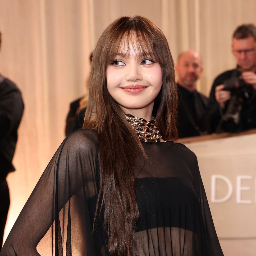 BLACKPINK’s Lisa defies the snow, looking stunning in a black bikini and camo