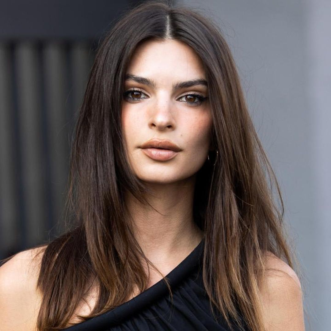 Emily Ratajkowski shows new sultry look inspired in back-to-school season
