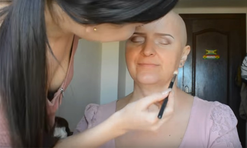Esta chica y su madre han cautivado a las redes sociales con un emotivo tutorial de maquillaje