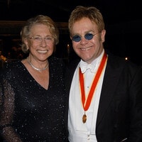 Elton John, devastado por la muerte de su madre: ‘Estoy en shock’