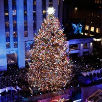 ¡Noche mágica! Así fue el tradicional encendido del árbol en Rockefeller Center