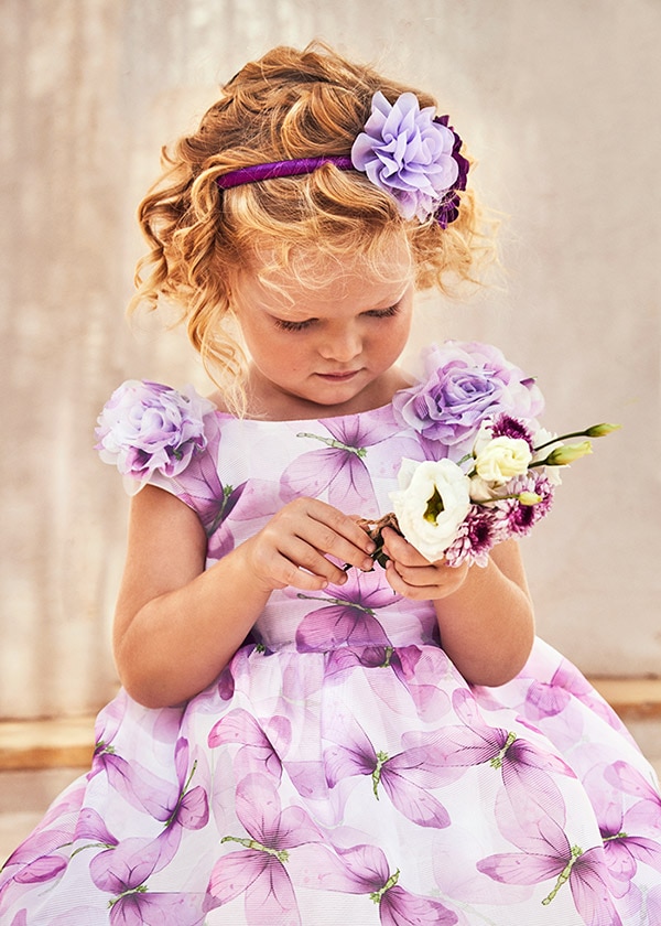 Para complementar los outfits de las pequeñas, vemos distintos accesorios para el cabello con mucho diseño floral.