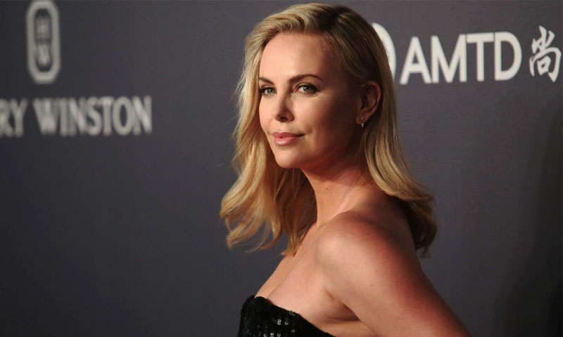 Charlize Theron y el truco -de menos de 100 pesos- con el que logra un pelo y cejas perfectos