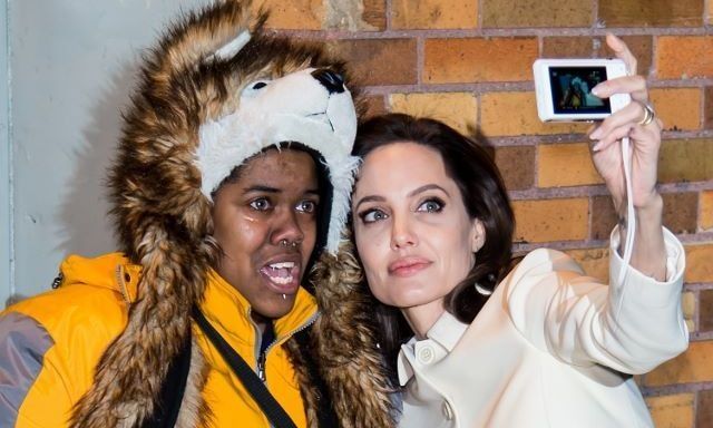 Angelina Jolie comforts panicked fan