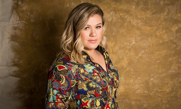 New mom Kelly Clarkson responds to mean tweet: 'I'm awesome!'