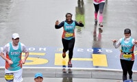 'Orange Is the New Black' star Uzo Aduba runs Boston Marathon