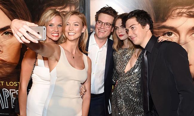 Cara Delevingne, Karlie Kloss hit 'Paper Towns' premiere with siblings