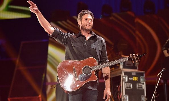 Blake Shelton announces tour, denies 'crazy' reports about his life on Twitter