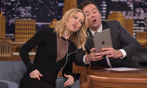 nøgle masse ubehageligt Kate Hudson learns how to Dubsmash and nails Adele's "Hello"