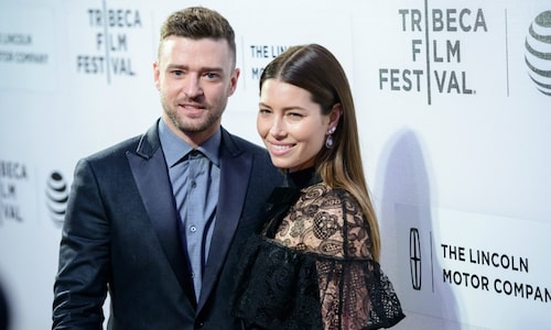 Jessica Biel has some fun at Justin Timberlake's expense in her own voting selfie