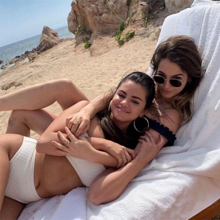 Selena Gomez rocks a bikini for a beach bachelorette party - Foto 1
