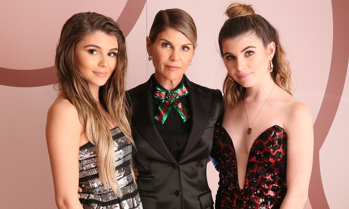 Lori Loughlin 's daughters drop out of USC after mom's college bribery case