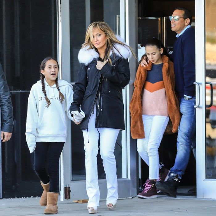 Jennifer Lopez gets a visit from A-Rod 