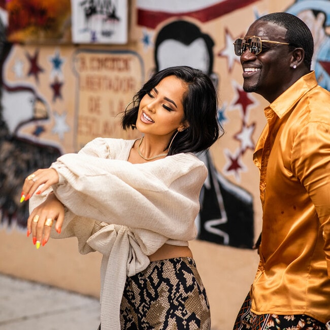 HOLA! USA has the first look at Akon and Becky G's 'Cómo No' video