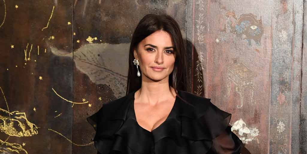 Penelope Cruz is a gothic princess in midnight black at Chanel's Paris fashion show