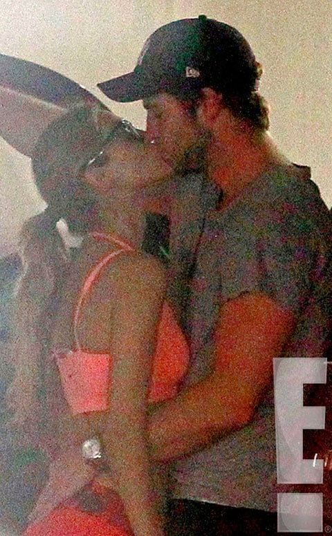 Liam Hemsworth y Eiza González, el apasionado beso que lo confirma todo