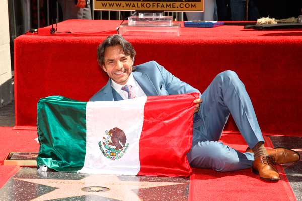 Con gritos de ¡Sí se pudo! y al son de mariachi, Eugenio Derbez develó su estrella en el Paseo de la Fama de Hollywood.