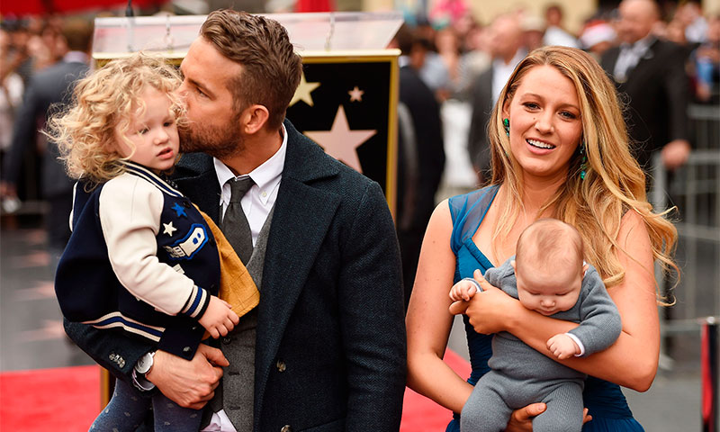 Blake Lively y Ryan Reynolds presentan por primera vez a sus bebés