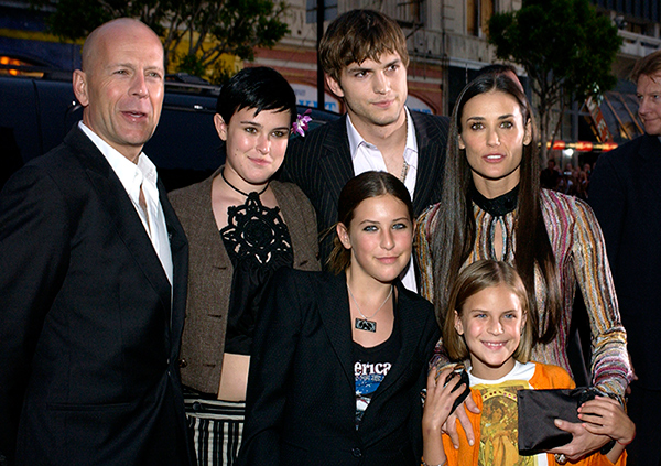 Demi, Bruce e hijas con Ashton