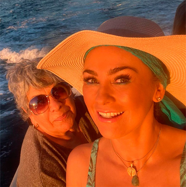 Aracely Arámbula con su mamá Socorro Jacques