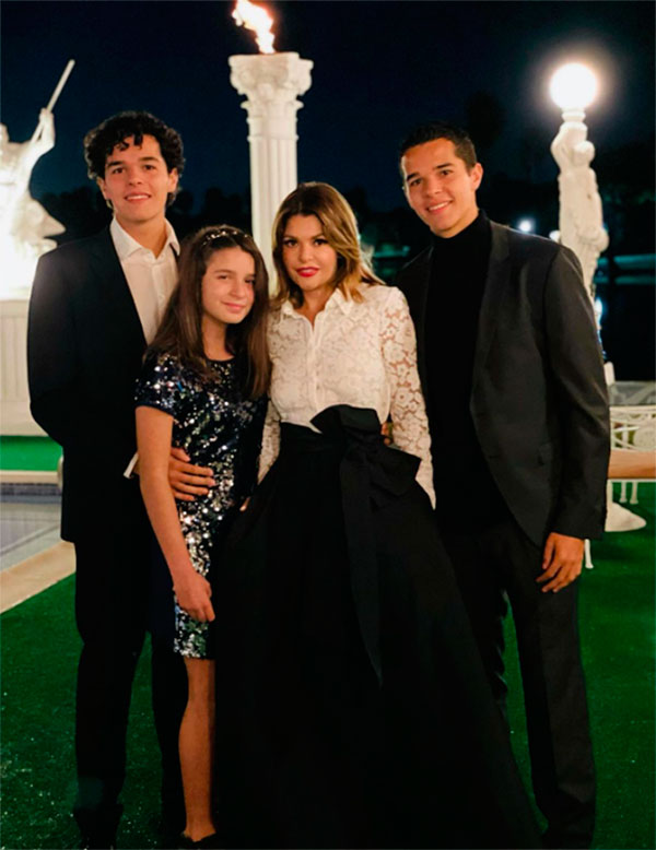 Itatí Cantoral y sus tres hijos