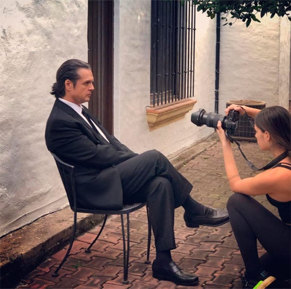 María Levy tomándole fotos de su papá 