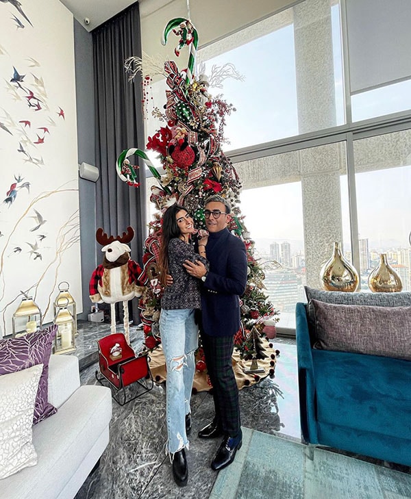 Adal Ramones y su hija Paola al lado del árbol de Navidad