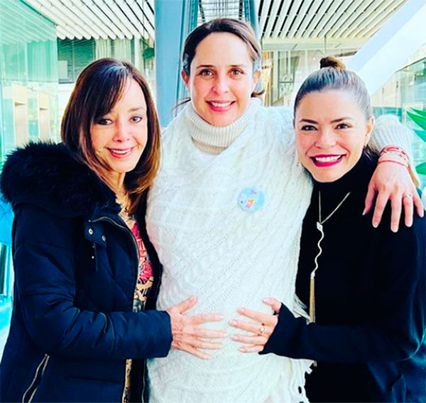 Irán Castillo y su familia en su Baby shower