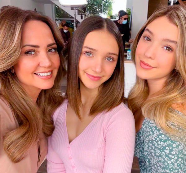 Andrea Legarreta y sus hijas