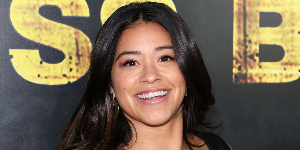 Gina Rodriguez se transforma en su personaje animado, 'Carmen Santiago'