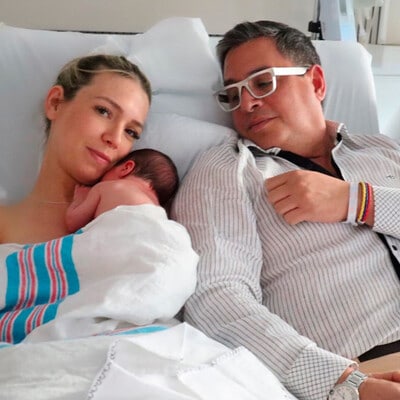 Daniel Sarcos y Alessandra Villegas con su bebé