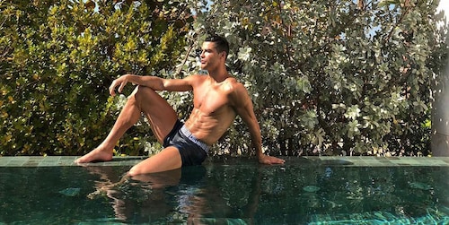 Cristiano Ronaldo presume sus impactantes 'abs' usando solo ropa interior