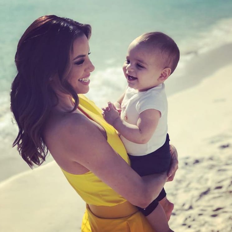 Eva Longoria lleva a Santi a una playa de Cannes, ¡pero su bebé odia la arena!