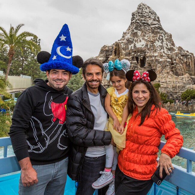 Eugenio Derbez, Alessandra Rosaldo, Aitana y José Eduardo en su divertida escapada a Disneyland