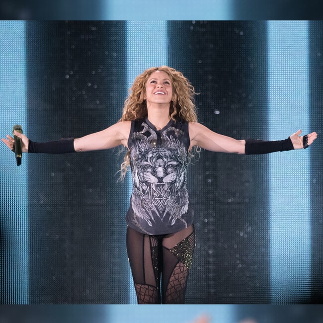 Shakira recuerda sus inicios en la música y honra sus raíces