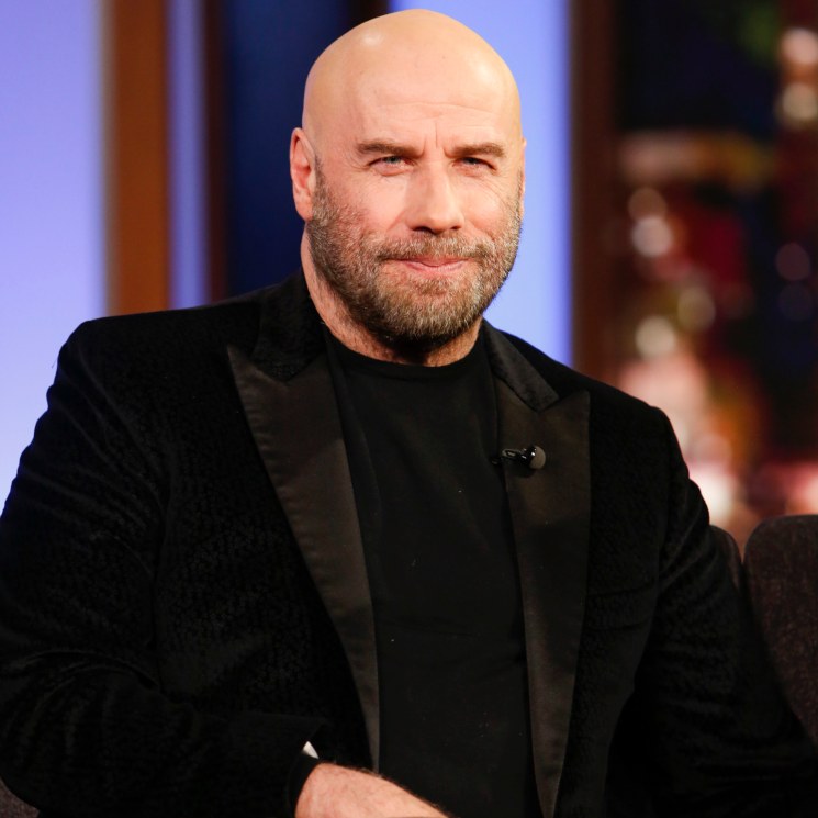John Travolta asegura que fue el cantante Pitbull quien lo motivó a dejar las pelucas en el pasado