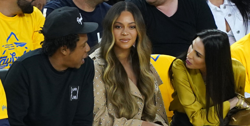 Internet murmura sobre la reacción de Beyoncé cuando una mujer se inclina sobre ella para hablar con Jay-Z