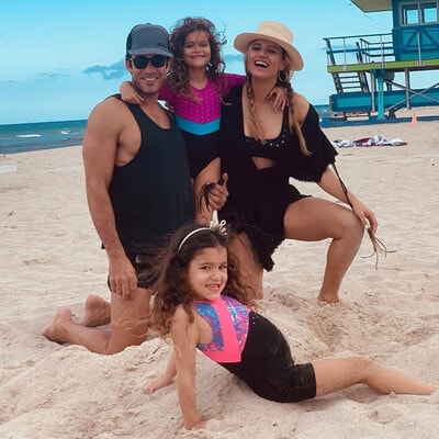Aarón Díaz, Lola Ponce y sus hijas