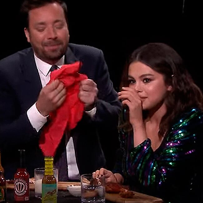 ¡Hasta las lágrimas! Selena Gomez y Jimmy Fallon ‘sufren’ al comer alitas extra picantes