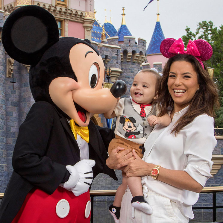 Eva Longoria y su hijo Santiago con Mickey Mouse