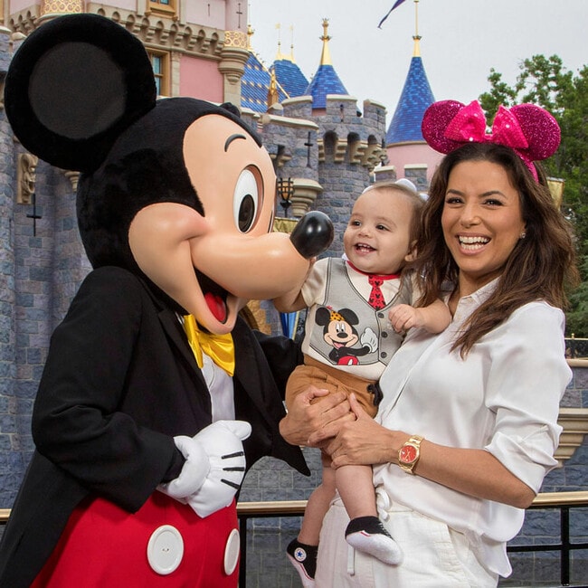 El hijo de Eva Longoria, Santiago, es todo sonrisas con Mickey Mouse - ¡Mira las fotos!