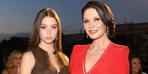 La hija de Catherine Zeta-Jones se ve mayor y glamorosa en el desfile de moda de Fendi