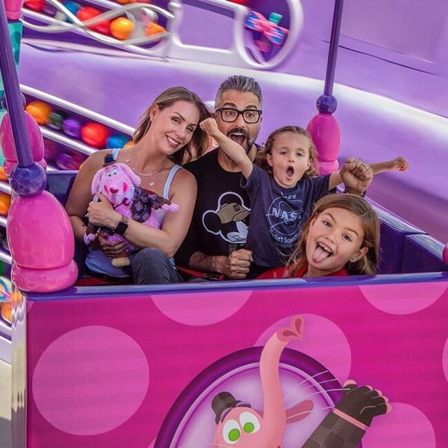 Jaime Camil pasa unas mágicas vacaciones con su familia en Disneyland