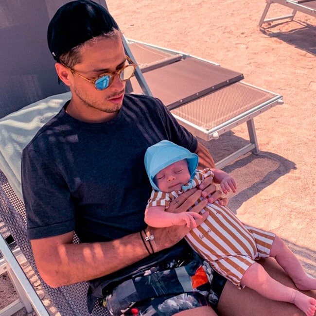 El bebé de Javier ‘Chicharito’ Hernández disfruta de su primera vez en la playa